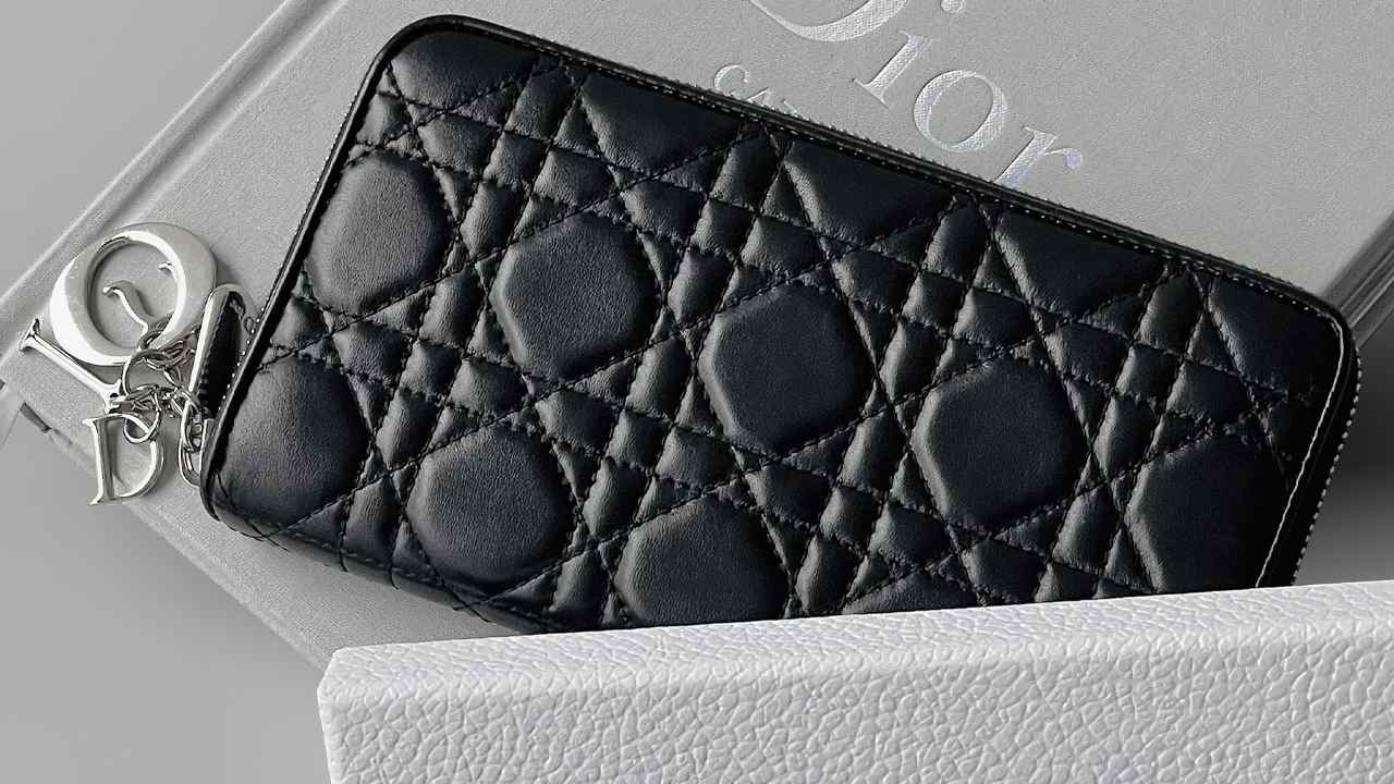 Carteira Dior. Clique na imagem e confira mais modelos do acessório!