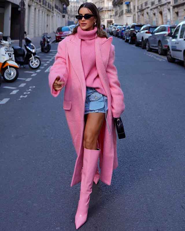 Mulher usando botas de cano alto.