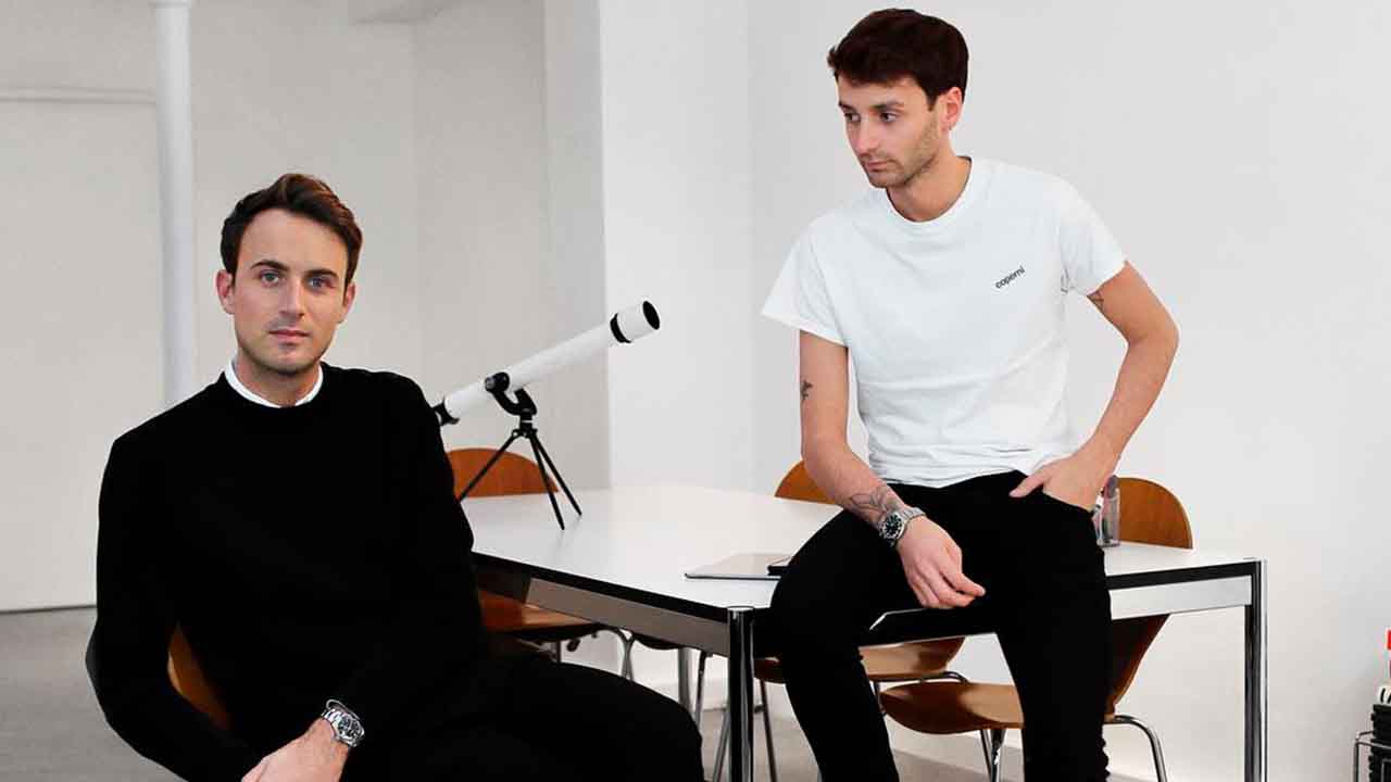 Foto da dupla de estilistas da Coperni.