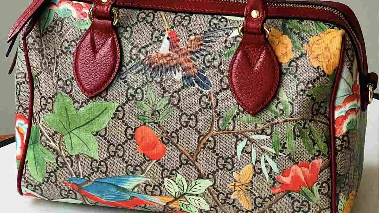 Os designs diferenciados e inovadores da Gucci são uma das razões pelo alto preço das peças. Clique na imagem e confira produtos incríveis da marca!
