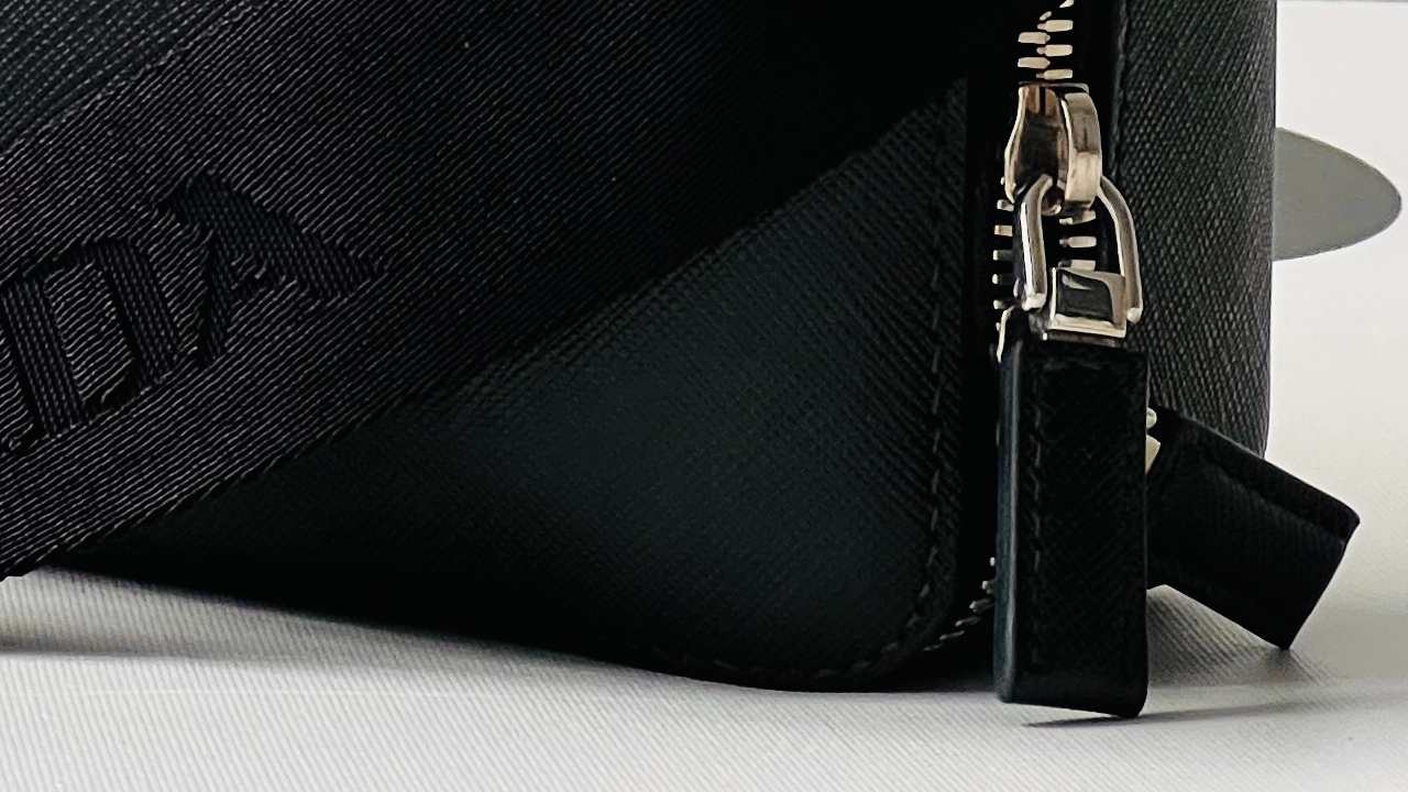 A parte traseira do zíper deverá ser Lampo ou Riri em relevo. Clique na imagem e confira modelos de bolsas Prada!