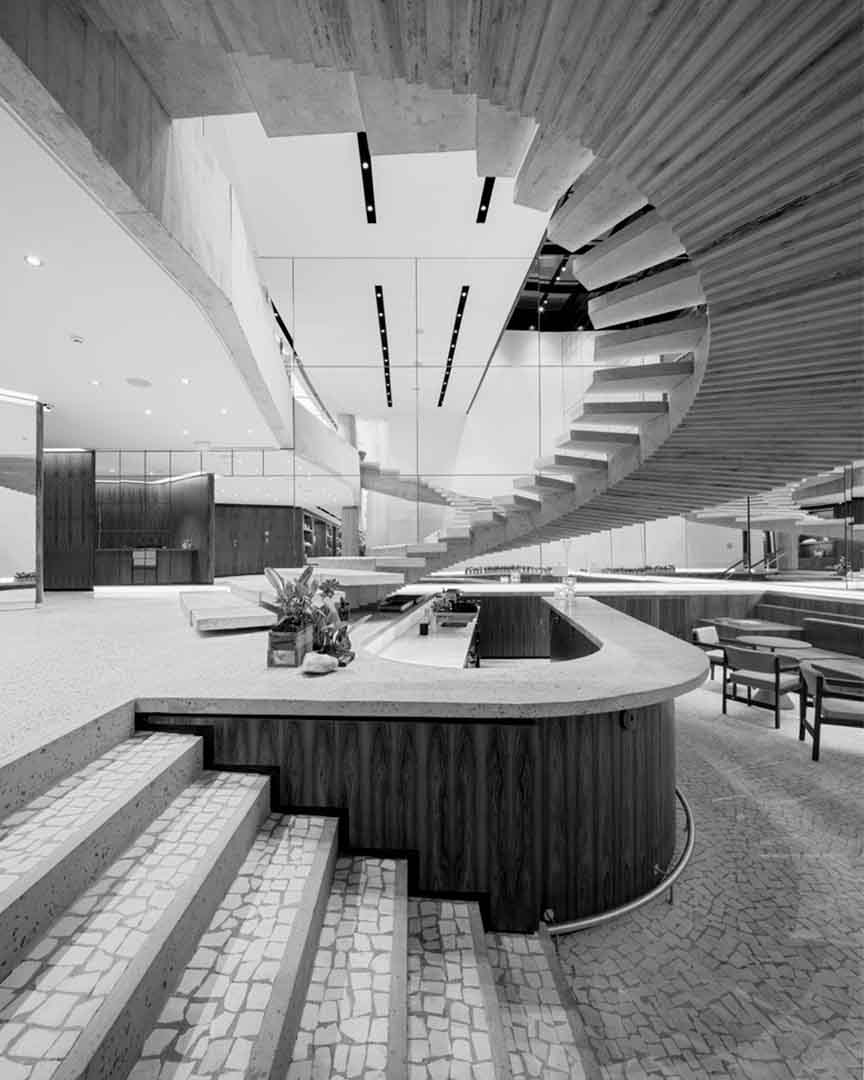 Foto da escada icônica da flagship NK Store em São Paulo inspirada em Oscar Niemeyer.