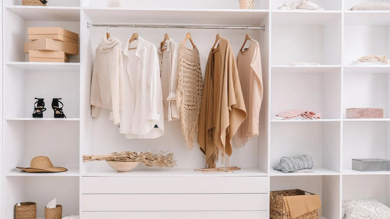 Organizar seu guarda-roupa regularmente é uma ótima forma de praticar o consumo consciente! Clique na imagem e confira mais sobre os impactos da moda no meio ambiente!