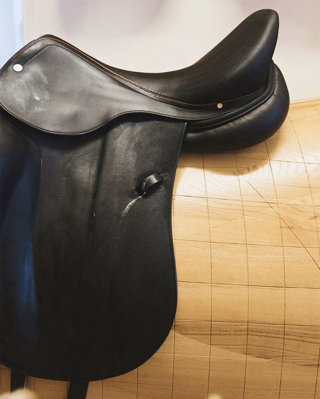 A Hermès inicialmente produzia selas, botas, luvas, dentre outros artigos. Clique na imagem e confira mais produtos da maison! (Foto: Reprodução/Instagram @hermes)