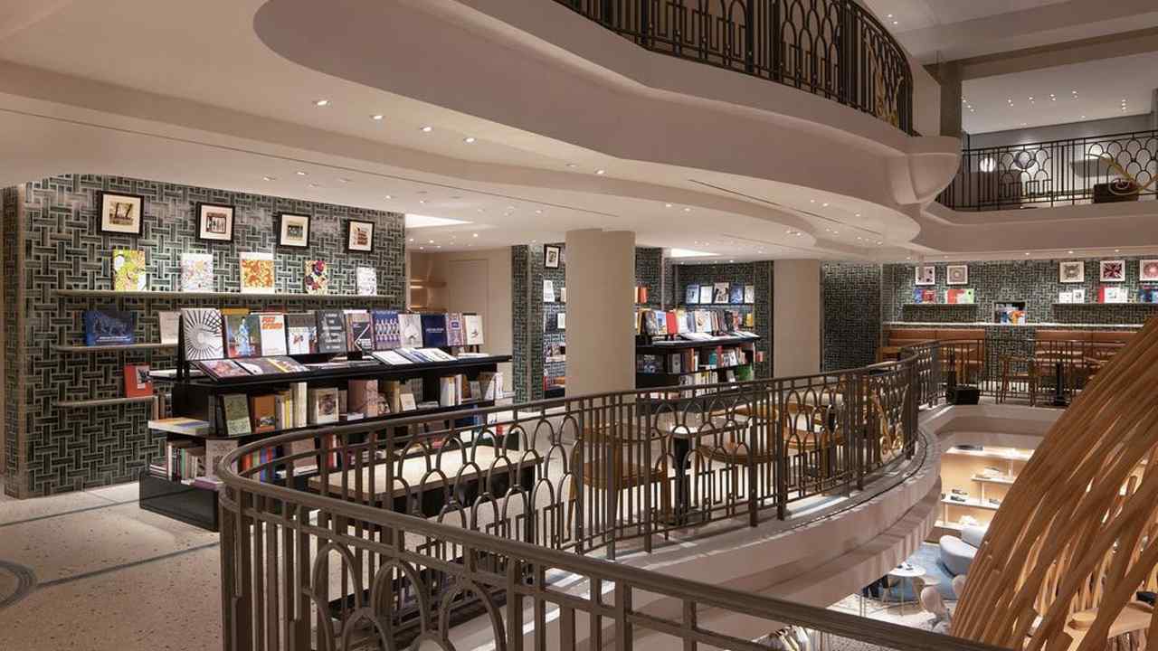 Interior da loja da Hermès na Rue de Sèvres. Clique na imagem e confira mais produtos da maison! (Foto: Reprodução/Instagram @retailfocus)