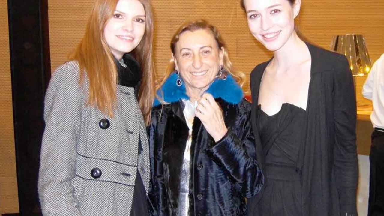 Miuccia Prada entre duas modelos.