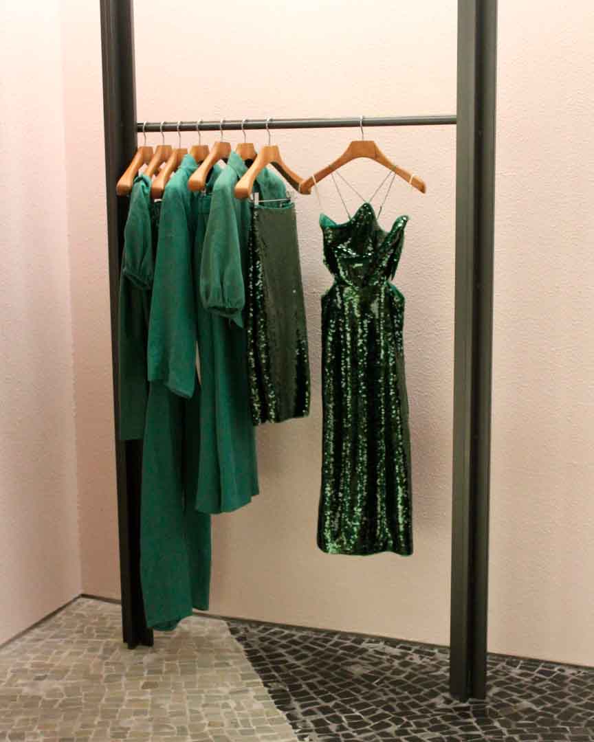 Foto do interior da NK Store, araa de roupas de festa.
