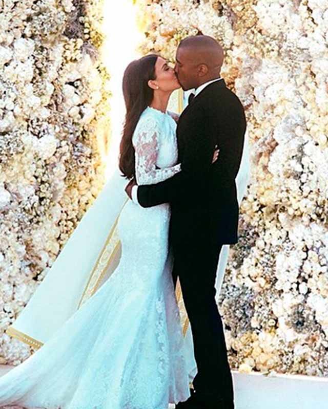 Casal se beijando na cerimônia de casamento.