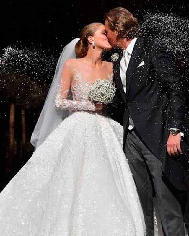 Mulher e homem se beijando na cerimônina de casamento.