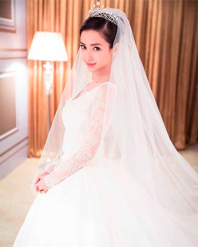 Mulher usando um dos vestidos de noiva mais caros do mundo.