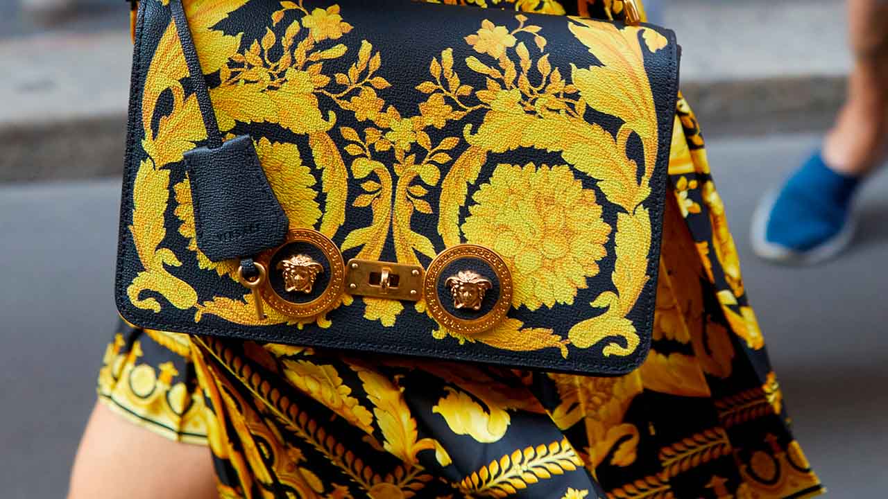 Versace e Dua Lipa lançam coleção juntas em Cannes