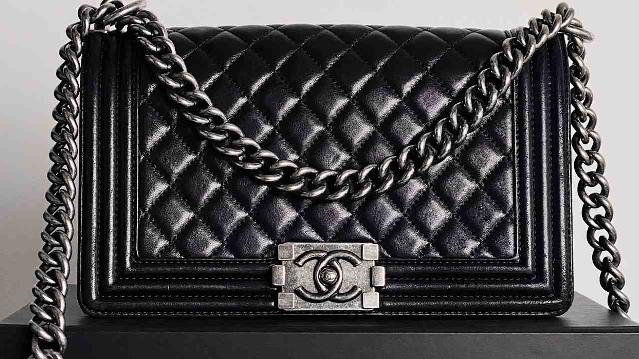 Bolsa Chanel Boy. Clique na imagem e confira mais modelos de mini bags na Super Sale!