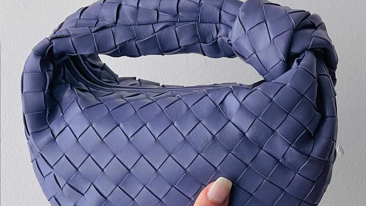 Bolsa Jodie Bottega Veneta. Clique na imagem e confira mais modelos para investir na Super Sale!