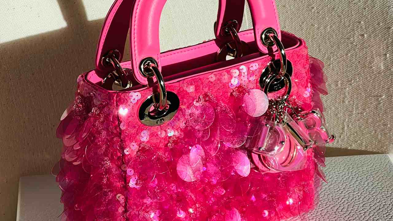 Comprar em brechós de luxo possui inúmeras vantagens, além de você praticar o consumo consciente! Clique na imagem e confira mais modelos de bolsas de marcas importadas!