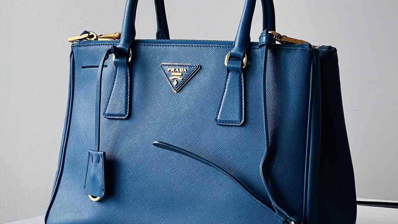 A Galleria é uma das maiores bolsas de luxo da Prada.