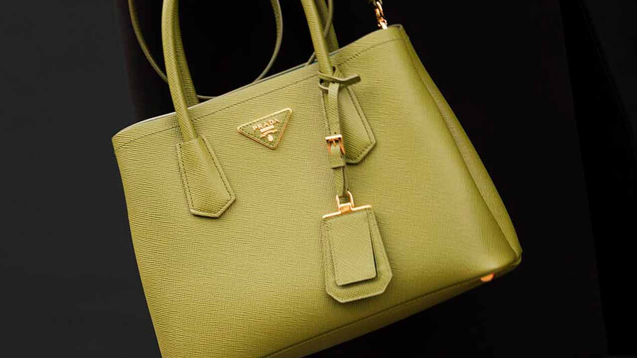 Qual a cor de bolsa que combina com tudo?