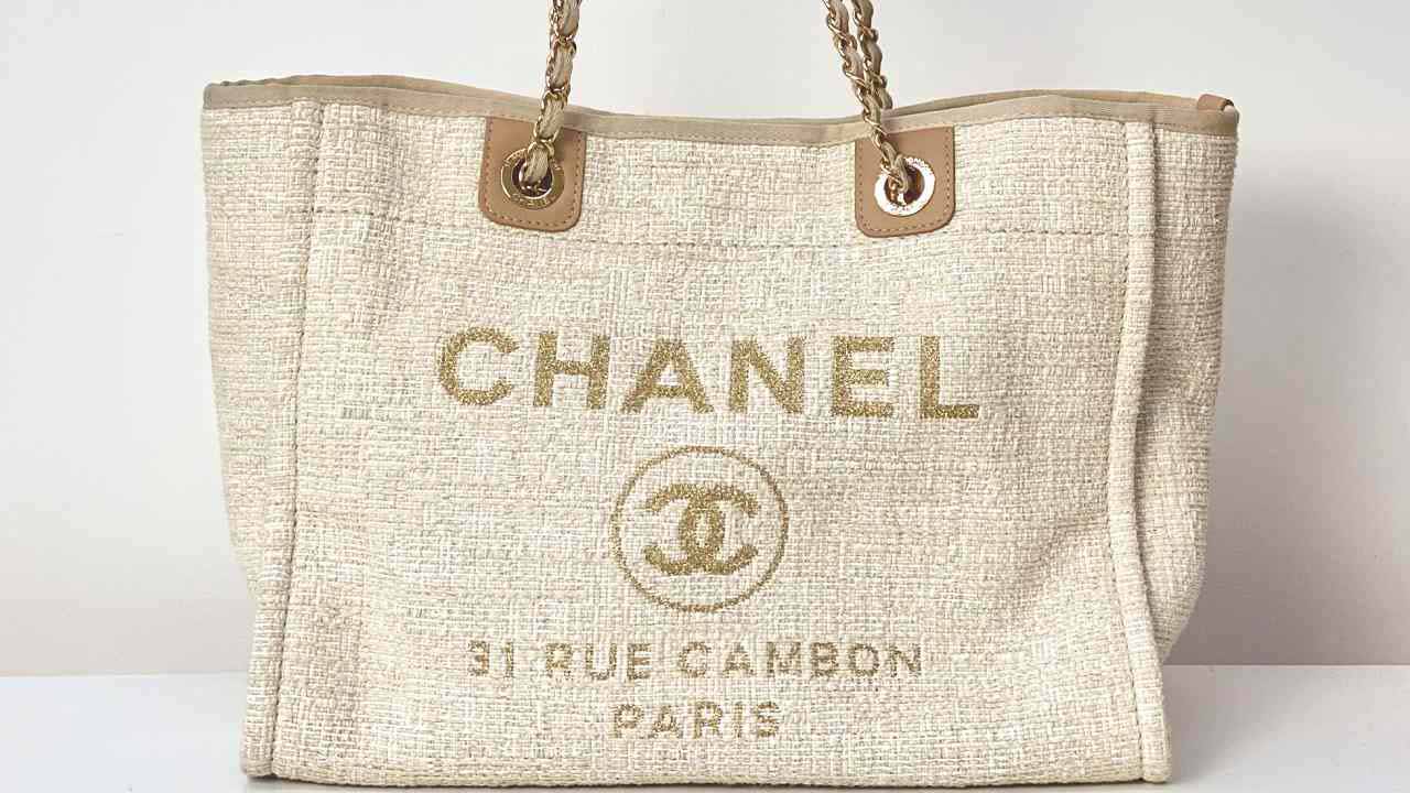 Chanel Deauville Tote. Clique na imagem e confira mais modelos da marca!