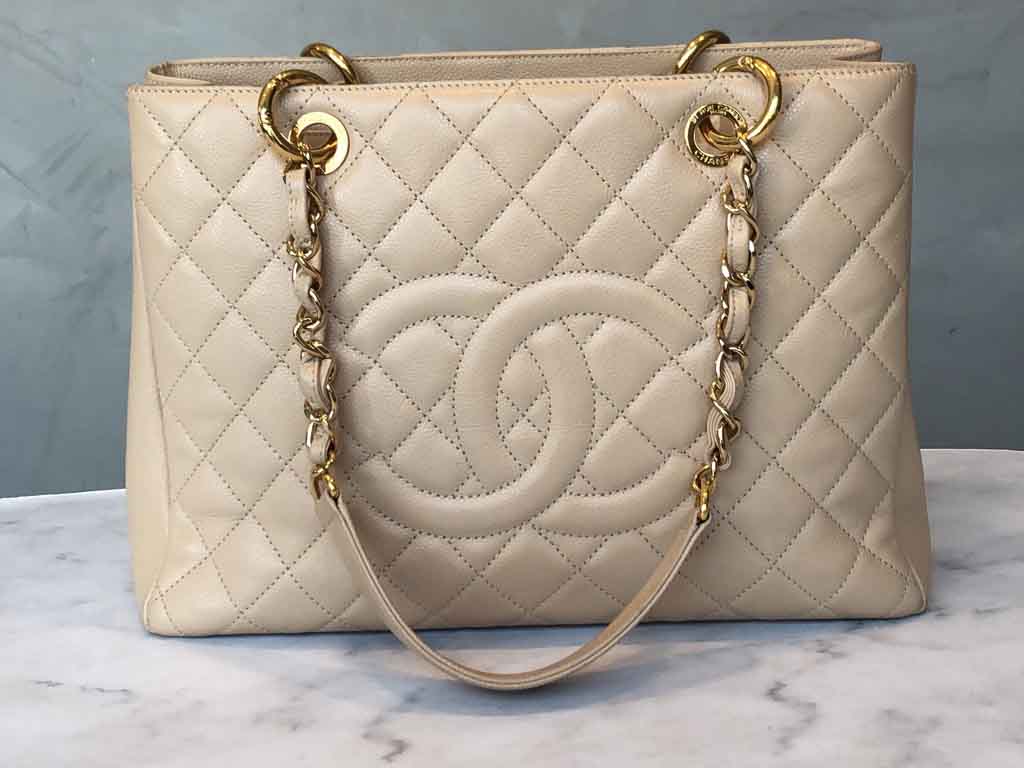 Uma das bolsas Chanel mais desejadas é a Grand Shopping Tote.