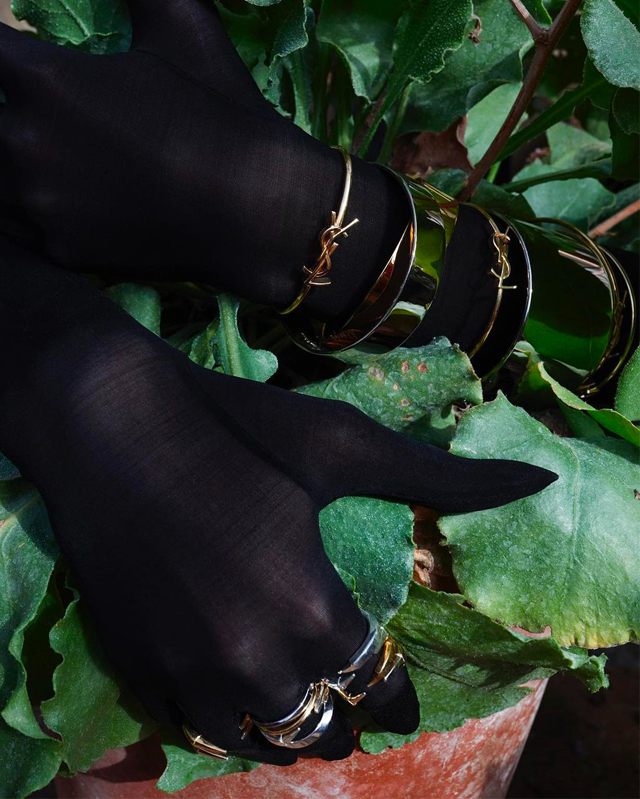Campanha publicitária da linha de joias da Saint Laurent. Clique na imagem e confira mais criações da marca! (Foto: Reprodução/Instagram @ysl)