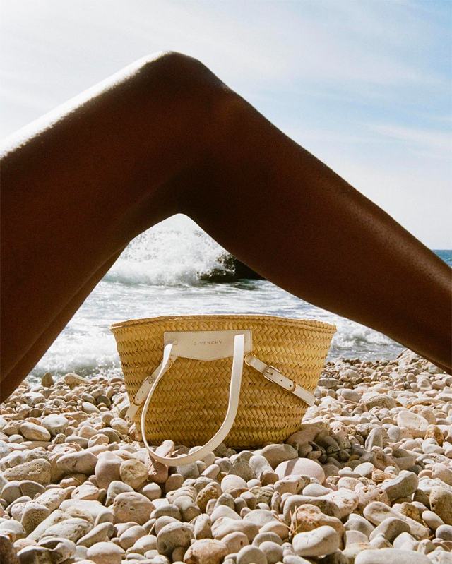 Coleção Givenchy Plage. Clique na imagem e confira mais criações da marca! (Foto: Reprodução/Instagram @givenchy)