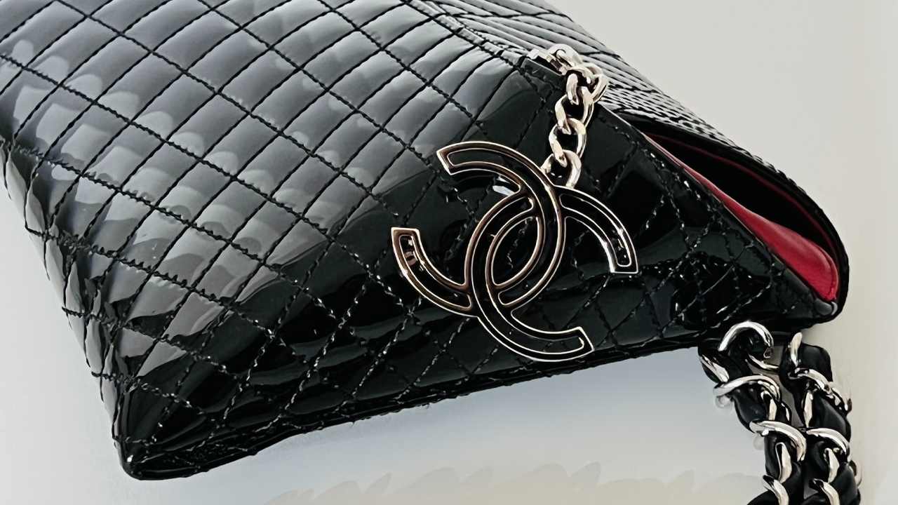 Detalhe logo Chanel. Clique na imagem e confira mais criações da marca!