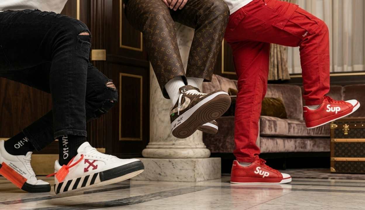 Conheça as marcas de streetwear de luxo mais desejadas em 2026: Supreme, Off-White, Balenciaga, Ambush e mais. História, estilo e onde comprar peças originais com desconto no Brasil