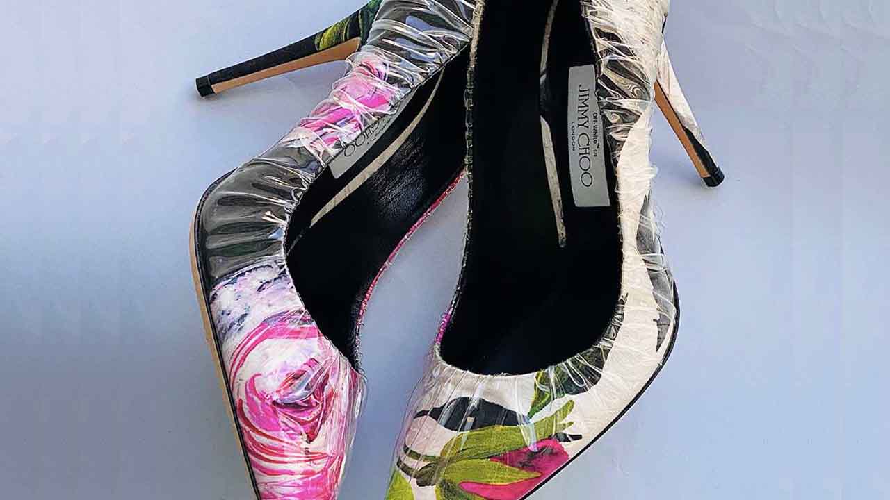 Foto de um dos modelos de sapatos de luxo da marca Jimmy Choo.