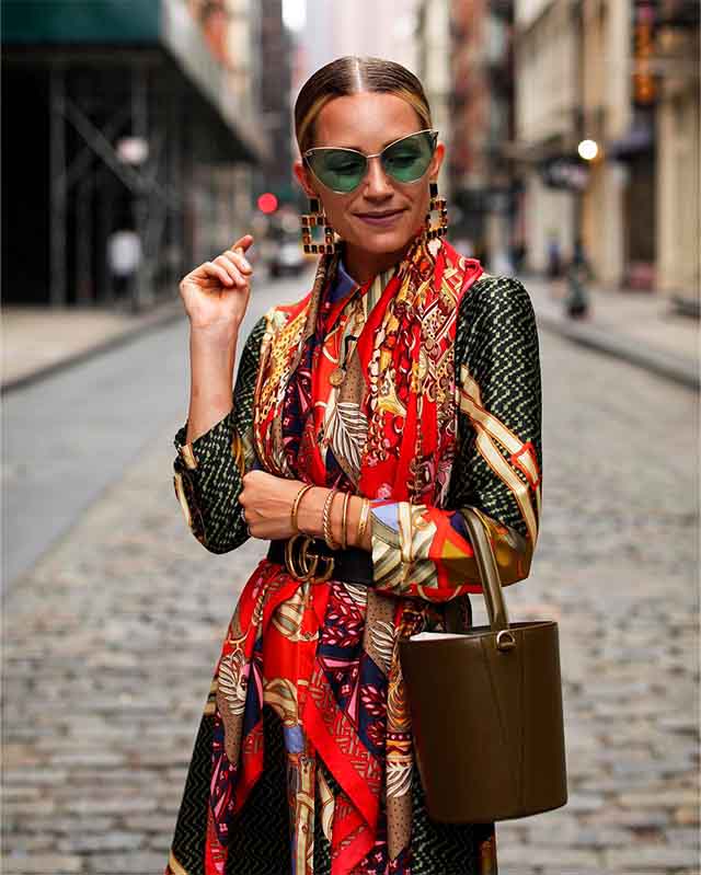 Vestido estampado usado com cinto Gucci.