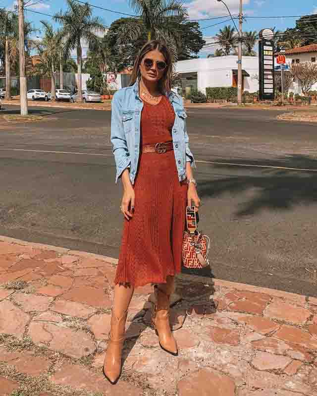 vestido de tricot com jaqueta jeans usados com cinto Gucci.