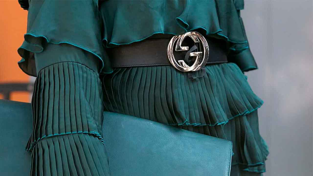 Vestido usado com cinto gucci.