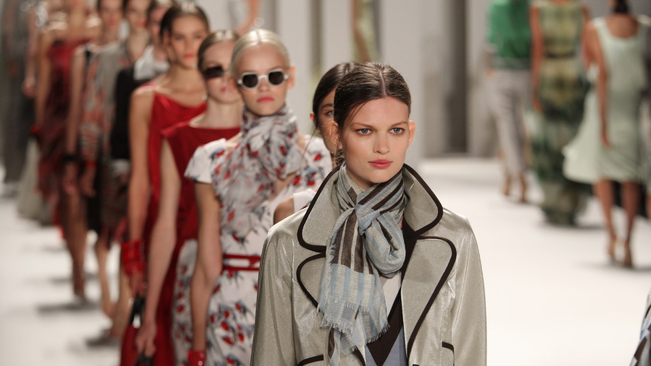 Carolina Herrera apresenta coleção Cruise 2024 no Rio de Janeiro