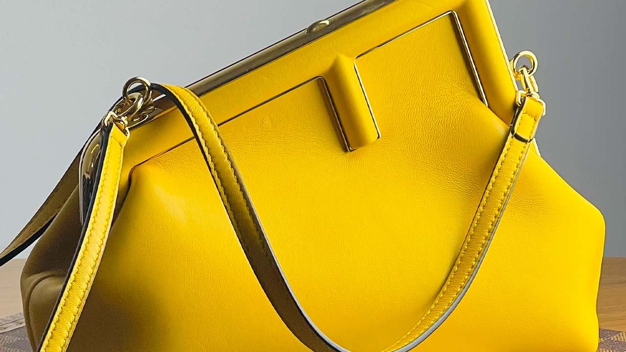 Bolsa Fendi First. Clique na imagem e confira mais modelos de mini bags na Super Sale!