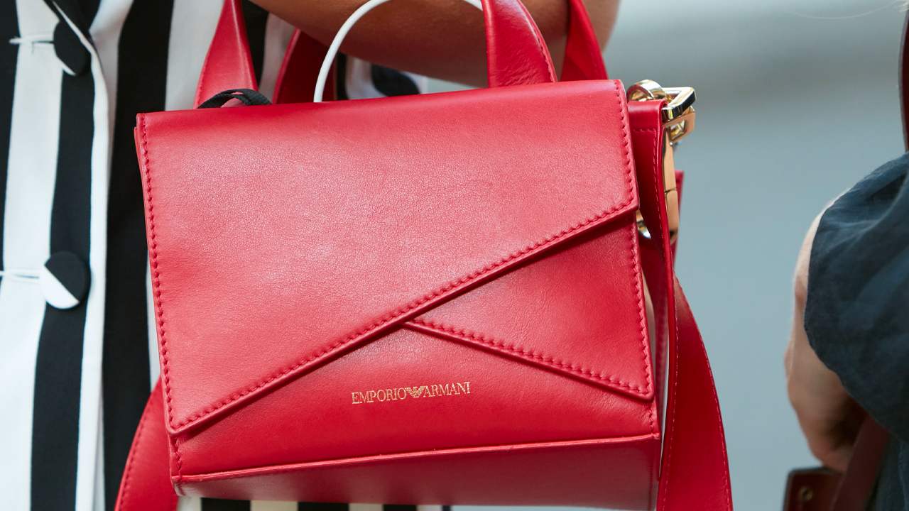 capa do post sobre giorgio armani lançar pop-ups no verão