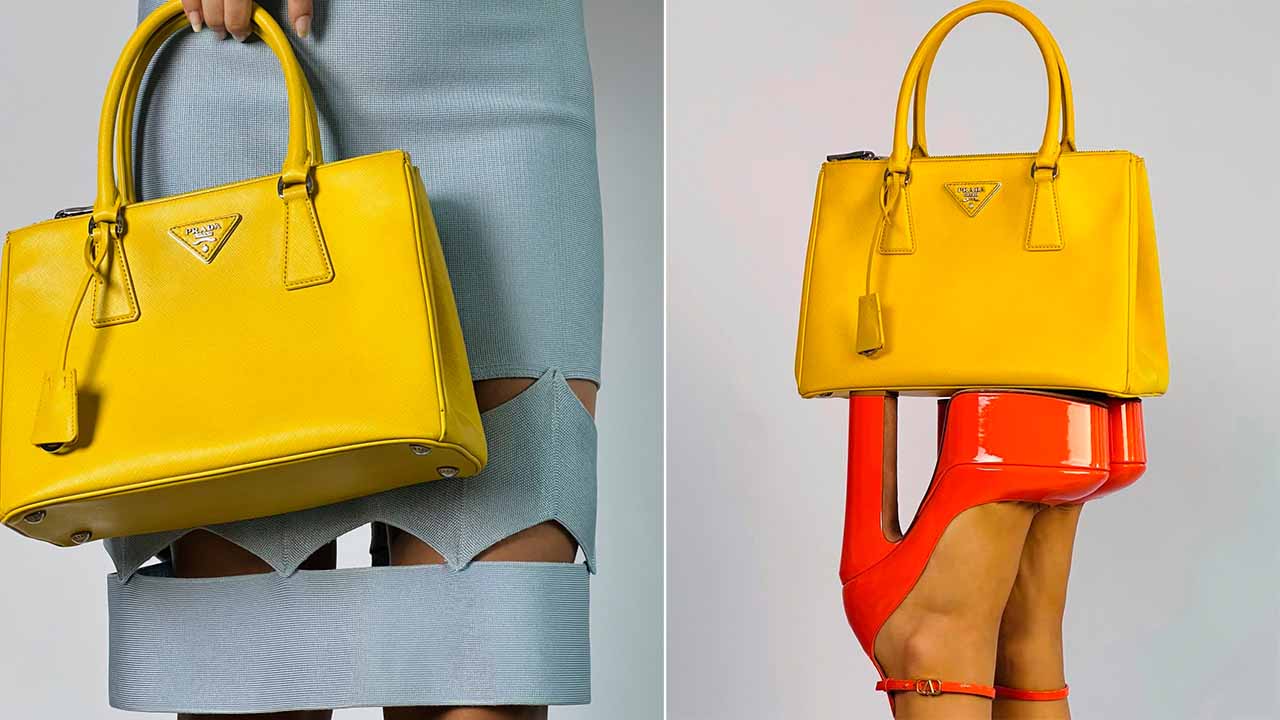Montagem com duas fotos da bolsa Prada Galleria e sapato Valentino.