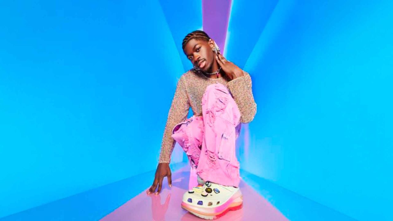 Lil Nas X usa Crocs.