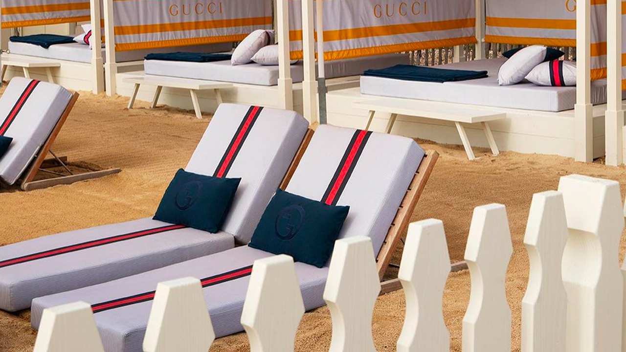 Loulou Ramatuelle Beach Club decorado pela Gucci. (Foto: Reprodução/Instagram @gucci)