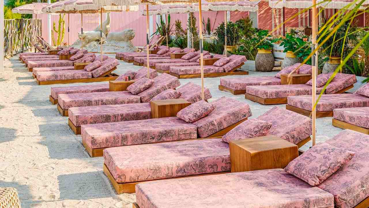 Beach Club Shellona Beach decorado pela Dior em Saint Tropez. (Foto: Reprodução/Instagram @shellona_sttropez)