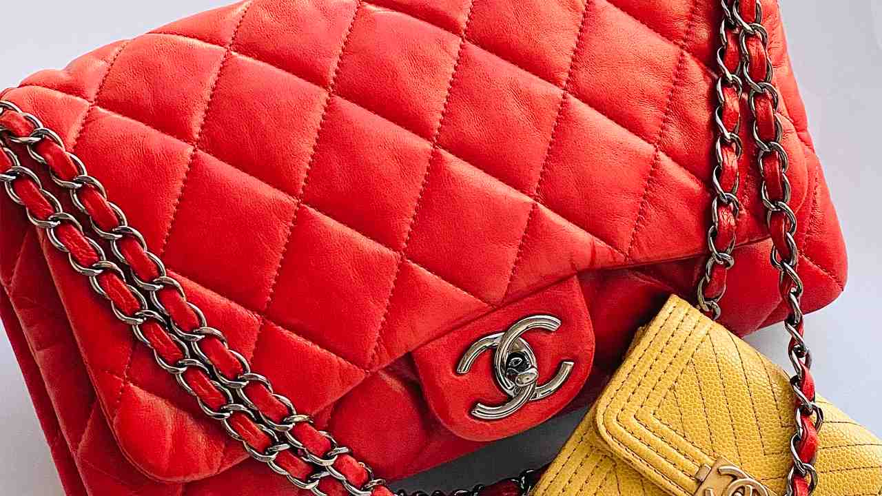 Bolsa Chanel Double Flap. Clique na imagem e confira mais peças best sellers de Agosto!