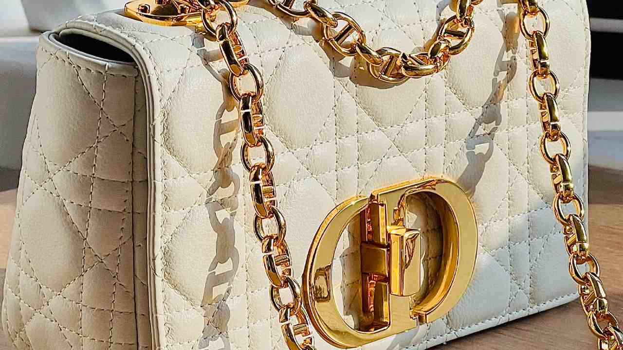 Bolsa Dior Caro. Clique na imagem e confira mais peças da marca!