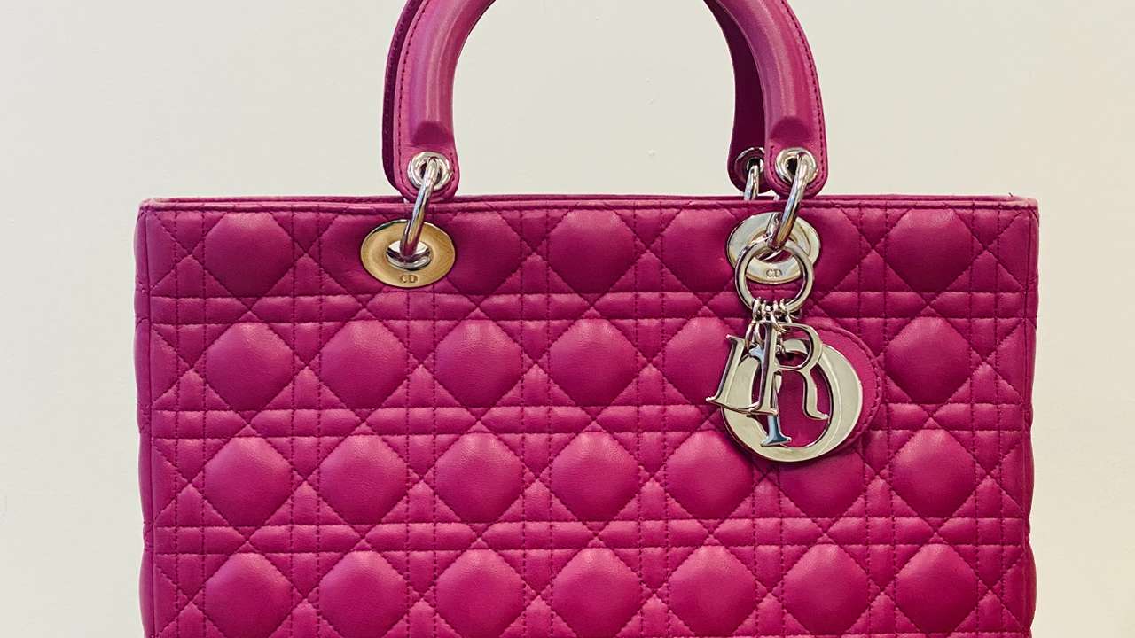 Bolsa Lady Dior. Clique na imagem e confira mais peças para aproveitar na Super Sale!