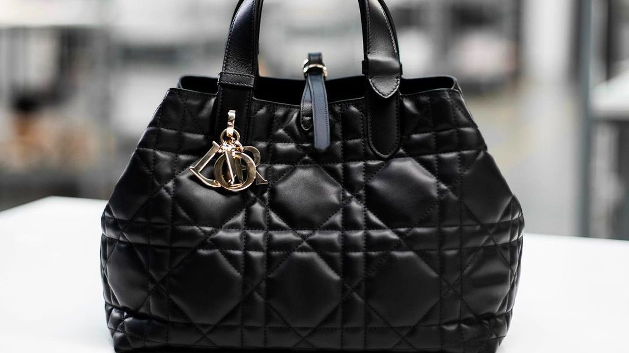 Bolsa Dior Toujours. Clique na imagem e confira mais modelos da marca! (Foto: Reprodução/Instagram @dior)