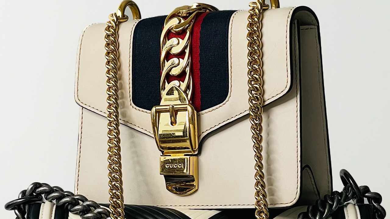 Bolsa Gucci Sylvie. Clique na imagem e confira mais peças da marca!