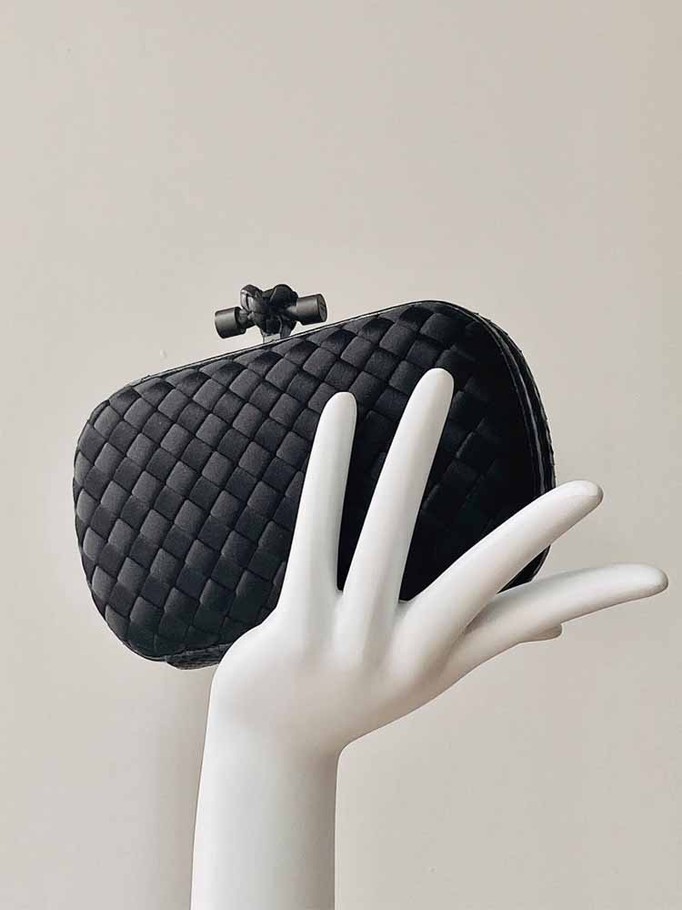 Clutch Bottega Veneta knot.
