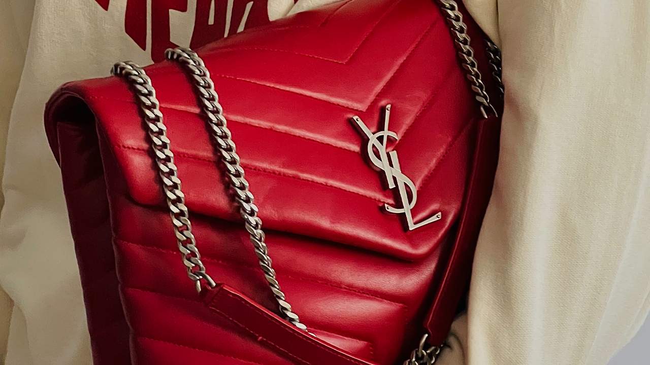 Bolsa Saint Laurent Loulou. Clique na imagem e confira mais modelos da marca!
