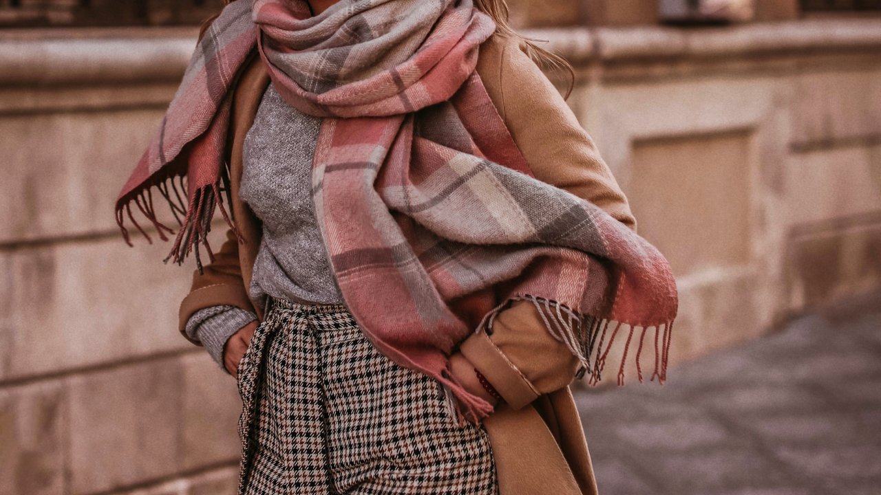 Como combinar cachecol colorido nos looks de inverno: confira inspirações e dicas extras!