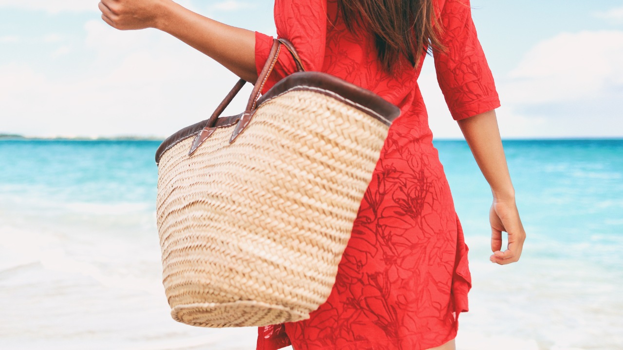Formas de usar a bolsa tote de palha tendência no verão europeu!