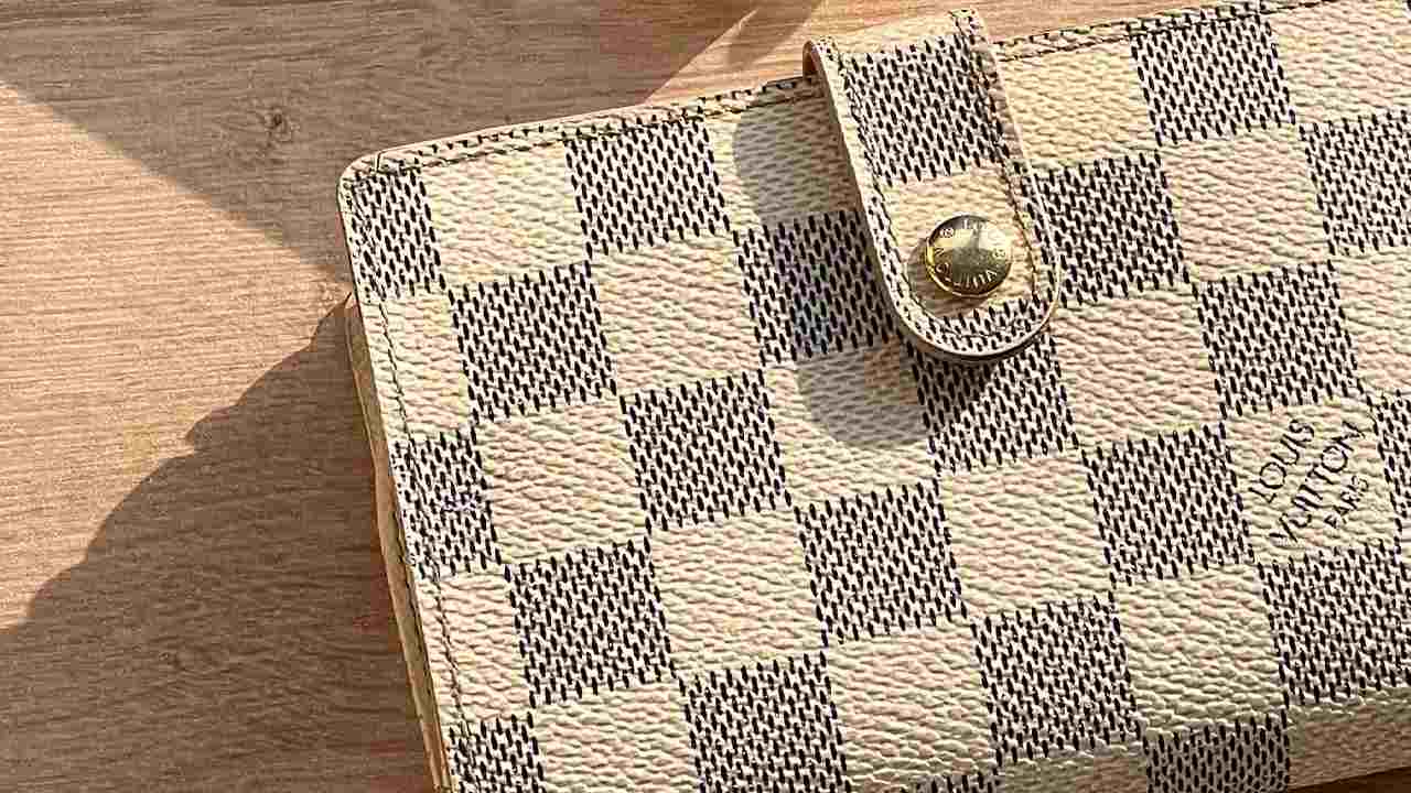 Carteira Louis Vuitton. Clique na imagem e confira peças similares.