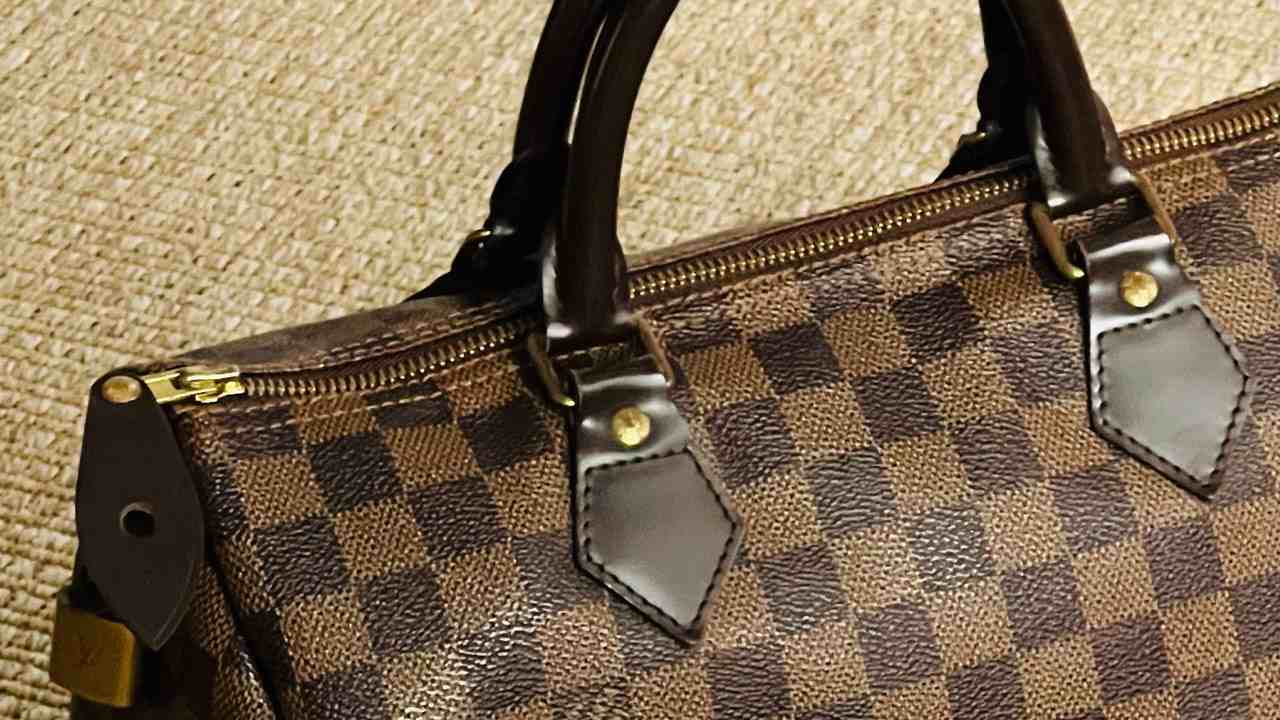 As ferragens dos modelos confeccionados em canvas são douradas, e podem perder a coloração com o tempo. Clique na imagem e confira modelos de bolsas Louis Vuitton!
