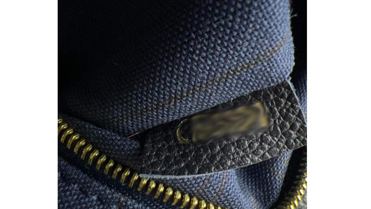 Todas as bolsas Louis Vuitton possuem códigos de autenticidade que podem estar localizados em diferentes partes da bolsa. Clique na imagem e confira modelos de bolsas Louis Vuitton!