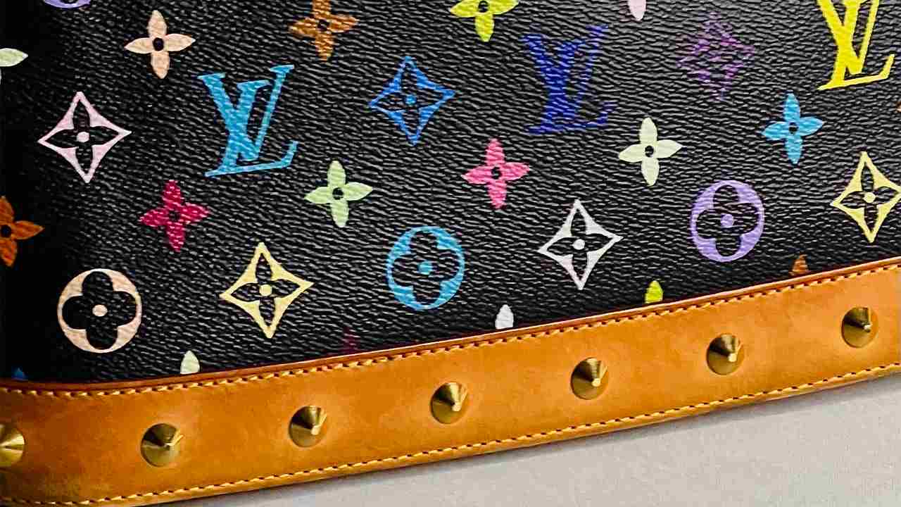 As costuras de bolsas Louis Vuitton são impecáveis, com os pespontos apresentanndo distancias exatas entre eles. Clique na imagem e confira modelos de bolsas Louis Vuitton!